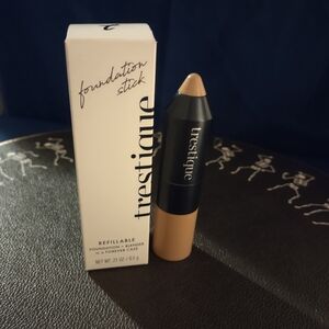 Trestique refillable foundation+ blender in a forever case